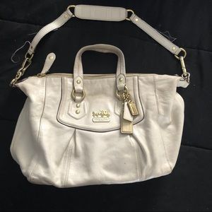 Coach white leather shoulder bag.